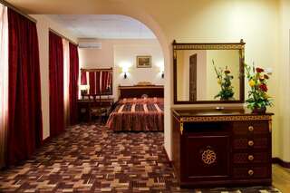 Гостиница Аврора Новосибирск Номер люкс улучшенный с 1 двуспальной кроватью (с завтраком)-1