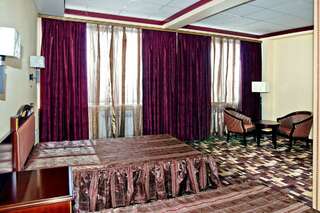 Гостиница Аврора Новосибирск Номер люкс с 2 односпальными кроватями (с завтраком)-1